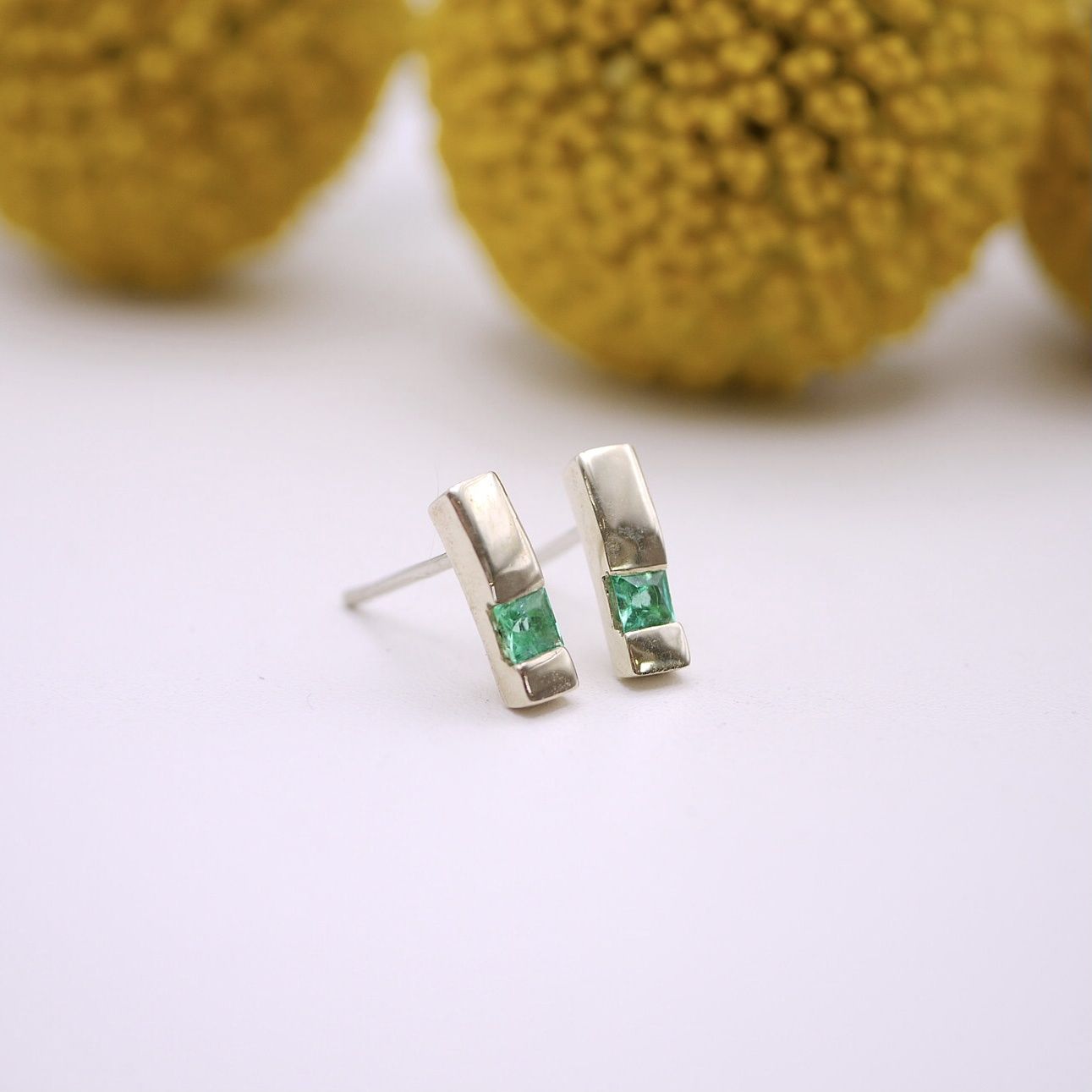 Modern bar studs, Combination: Yellow gold/ emeralds