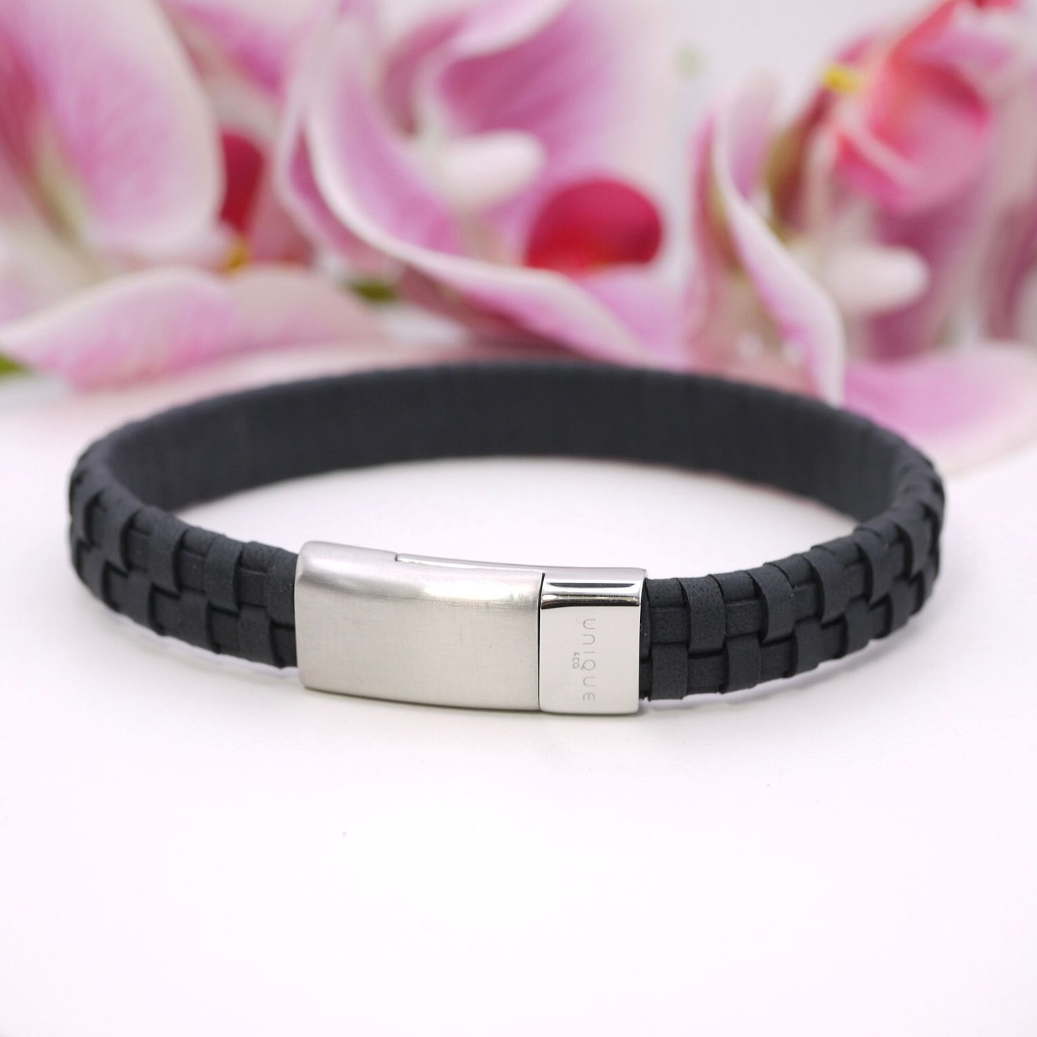 Flat crosshatch leather bracelet in black, Length: 19cm