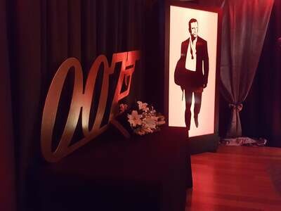Light box - coreflute; daniel craig