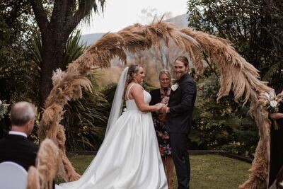 ToeToe Arch - Wedding Arch