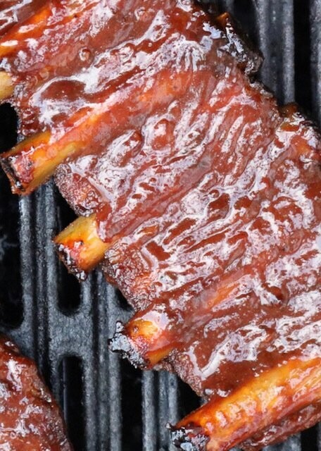 Ribs with onions, pickles and BBQ sauce