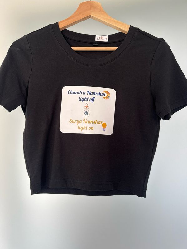 Kurzes Yogashirt Surya Namaskar