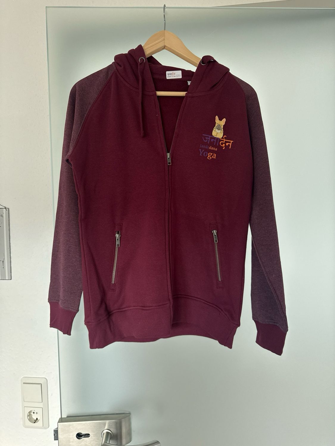 Kapuzenpulli Janārdana