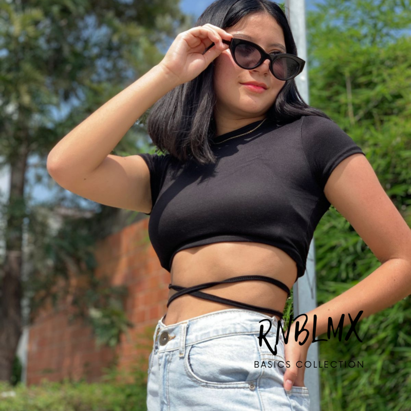 Crop top tiras cruzadas manga corta