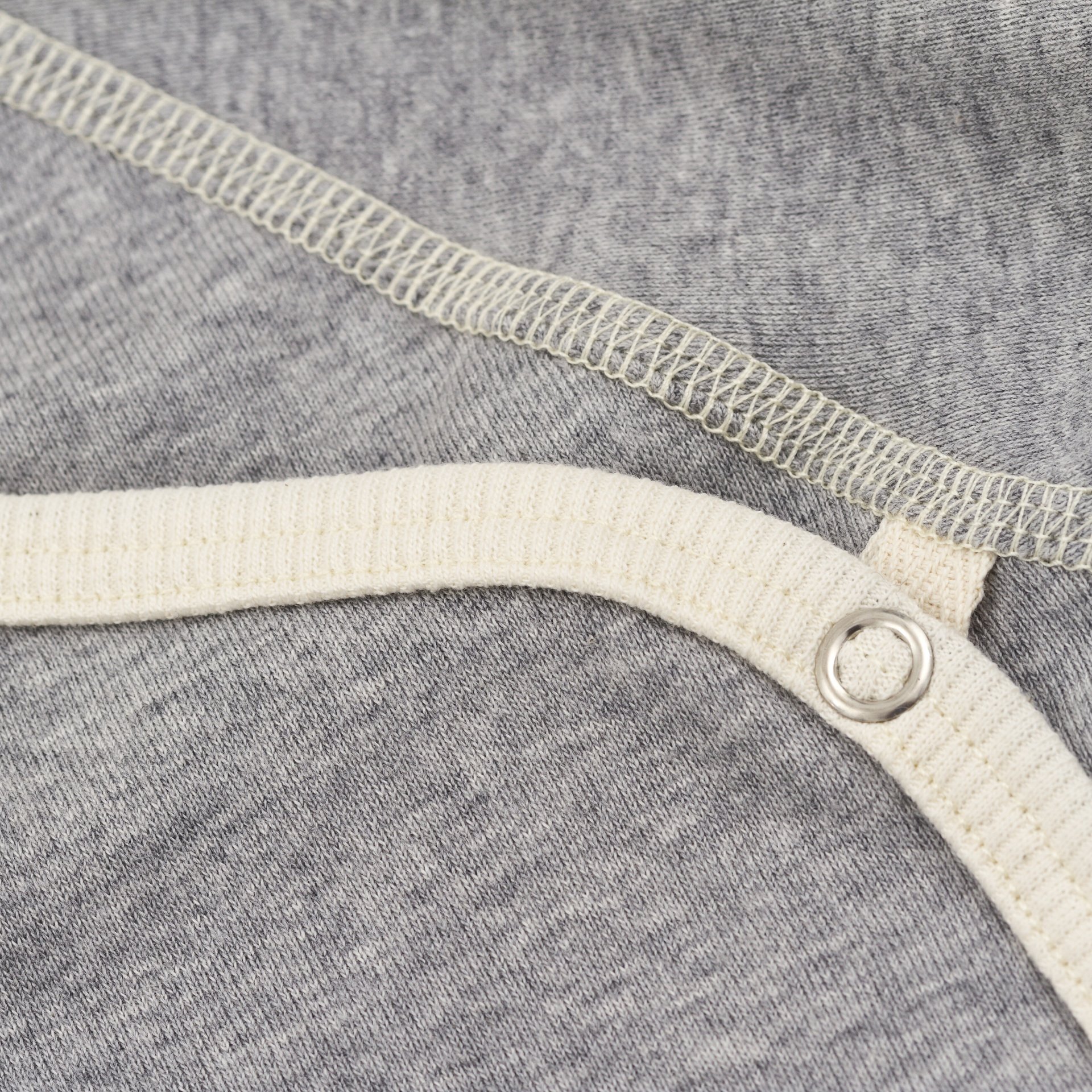 Baby Wickelbody Grau Kurzarm aus Bio-Baumwolle mit Wickelverschluss und Druckknöpfen – Vorderansicht