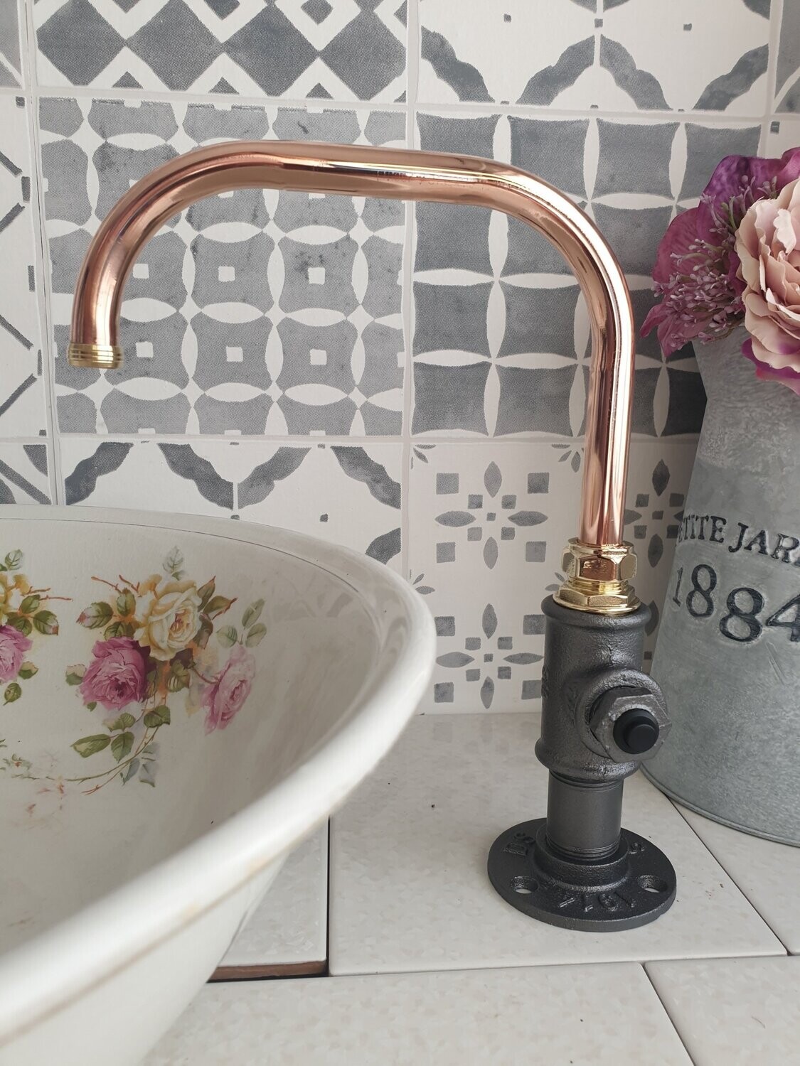 (Idaho) 12v switch operated copper & short cast iron base tap 15mm spout