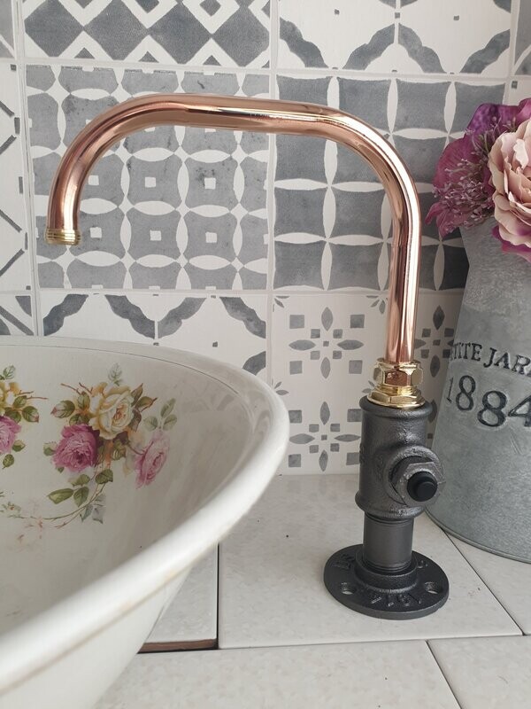 (Idaho) 12v switch operated copper & short cast iron base tap 15mm spout