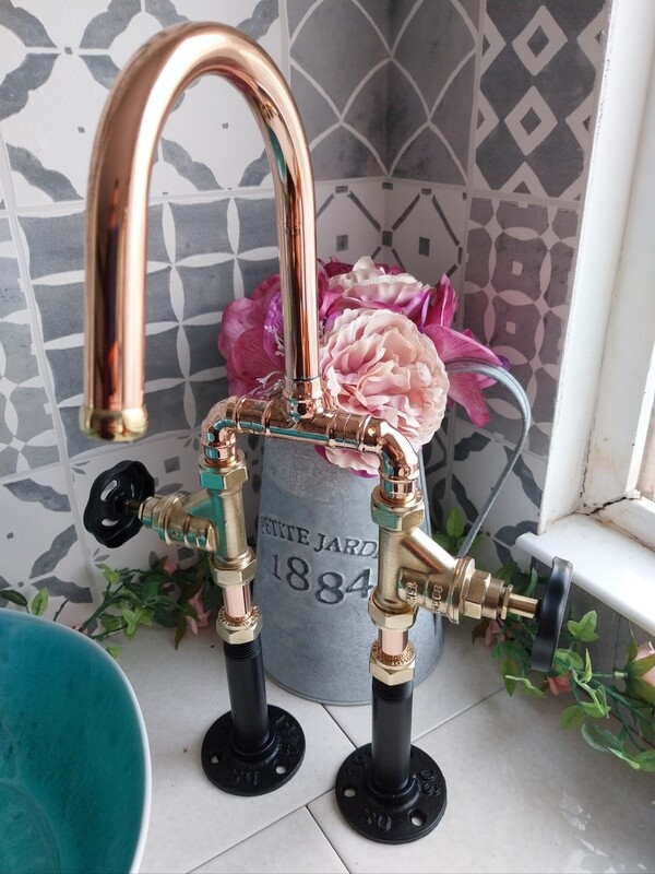 (Manta) Mixer Twist valve operated copper tap 15mm spout