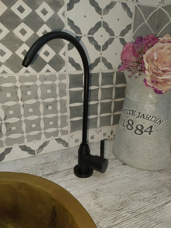 Black swivel tap, single feed.