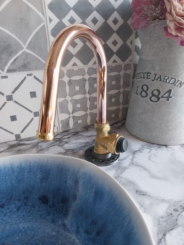 (Hastings) 12v switch operated copper tap 15mm spout (Hastings) 12v switch operated copper tap 15mm spout