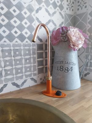 (Bedford) 12v switch operated copper & cast iron tap 10mm spout (Bedford) 12v switch operated copper & cast iron tap 10mm spout