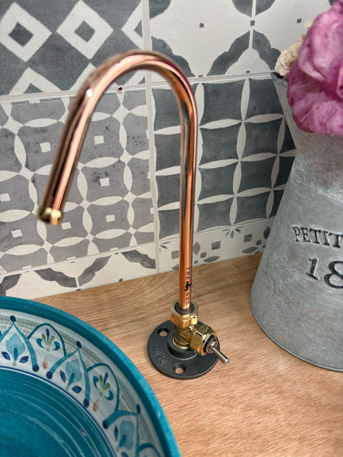 (Arizona) 12v switch operated copper tap 10mm spout (Arizona) 12v switch operated copper tap 10mm spout