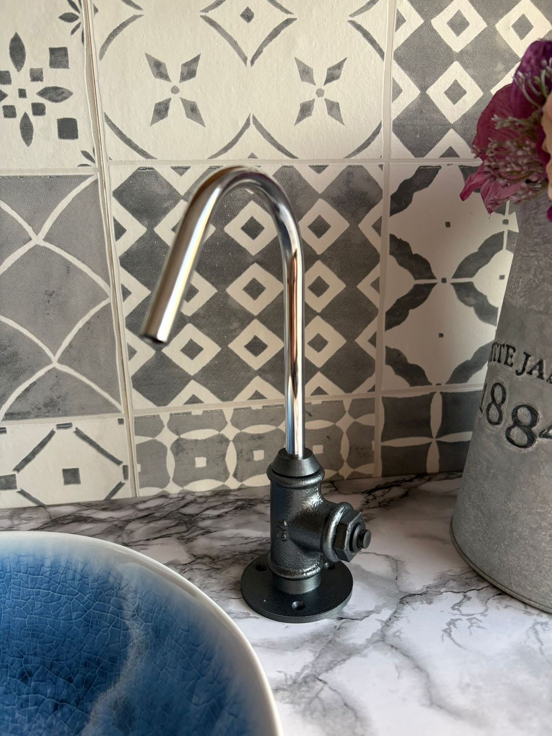 (Hampshire) 12v switch operated alloy & short cast iron tap 10mm spout (Hampshire) 12v switch operated alloy & short cast iron tap 10mm spout