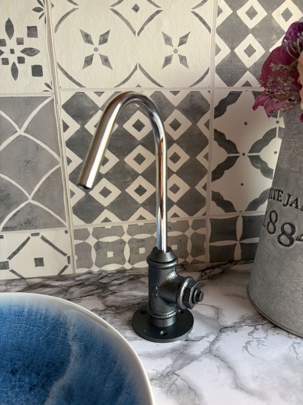 (Hampshire) 12v switch operated alloy & short cast iron tap 10mm spout