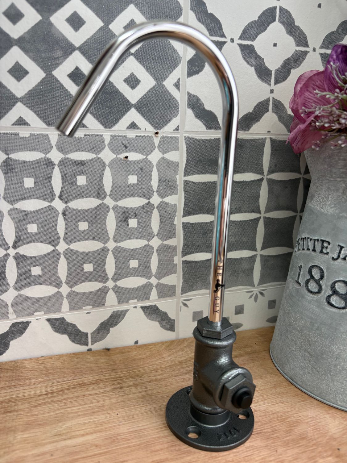 (Hampshire) 12v switch operated alloy & short cast iron tap 10mm spout