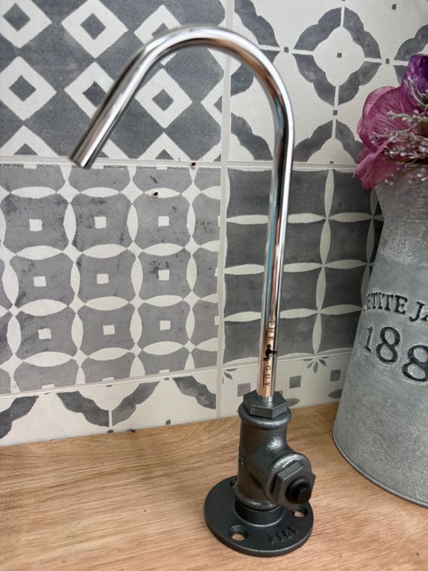 (Hampshire) 12v switch operated alloy & short cast iron tap 10mm spout (Hampshire) 12v switch operated alloy & short cast iron tap 10mm spout