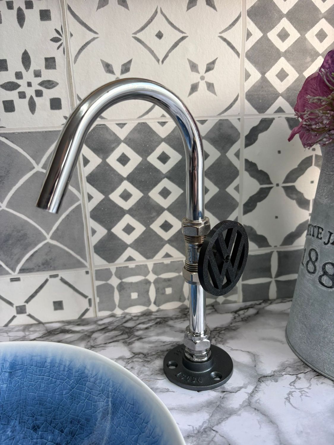 (Logo VW) Twist valve operated alloy tap 15mm spout