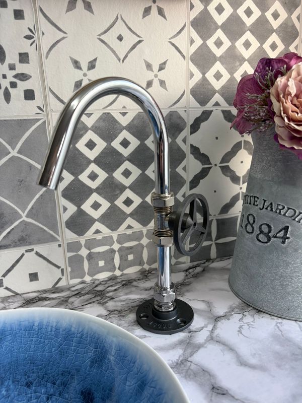 (Logo Merc) Twist valve operated alloy tap 15mm spout (Logo Merc) Twist valve operated alloy tap 15mm spout