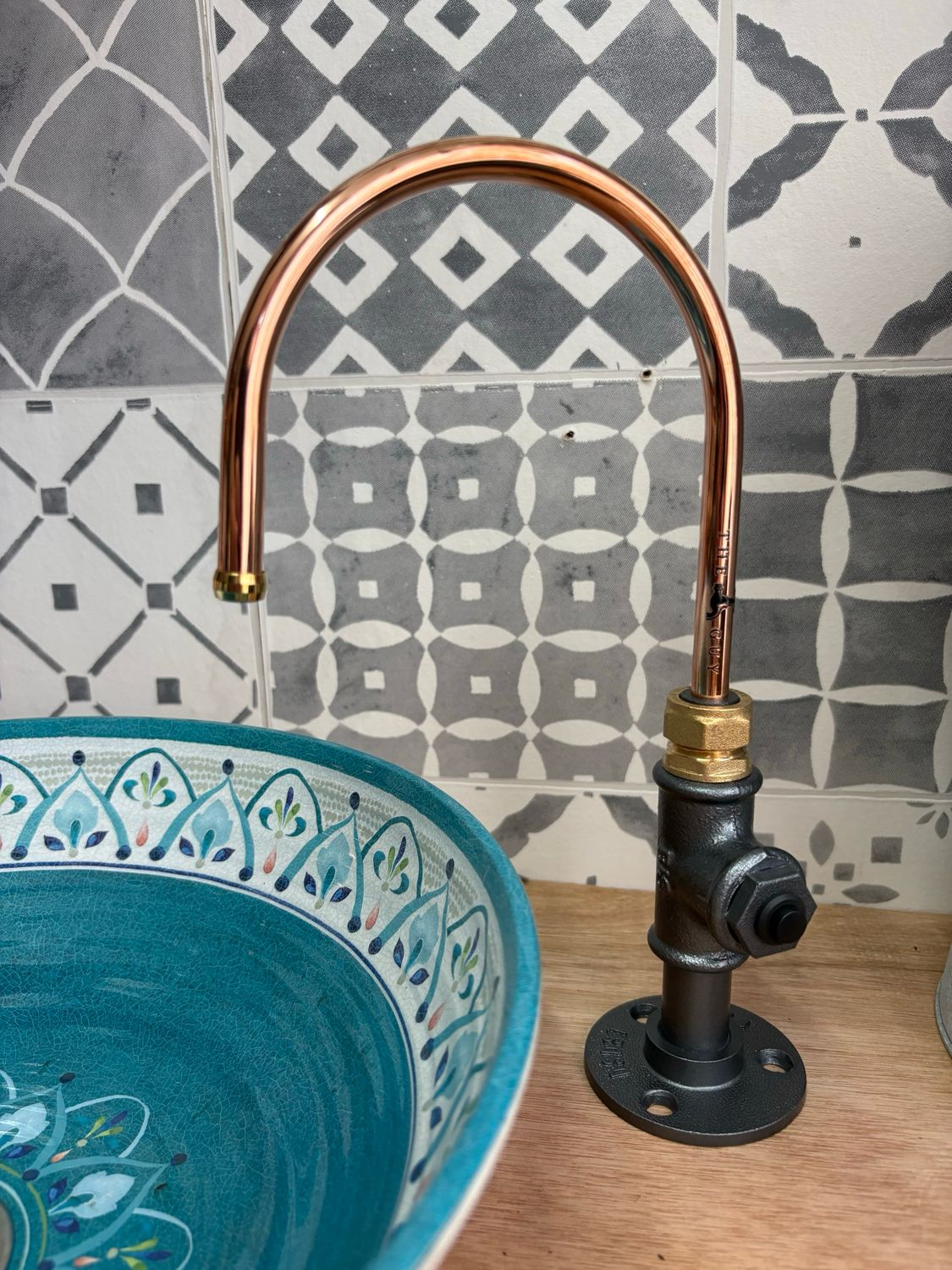 (Flint city) 12v switch operated copper & short cast iron tap 10mm spout (Flint city) 12v switch operated copper & short cast iron tap 10mm spout