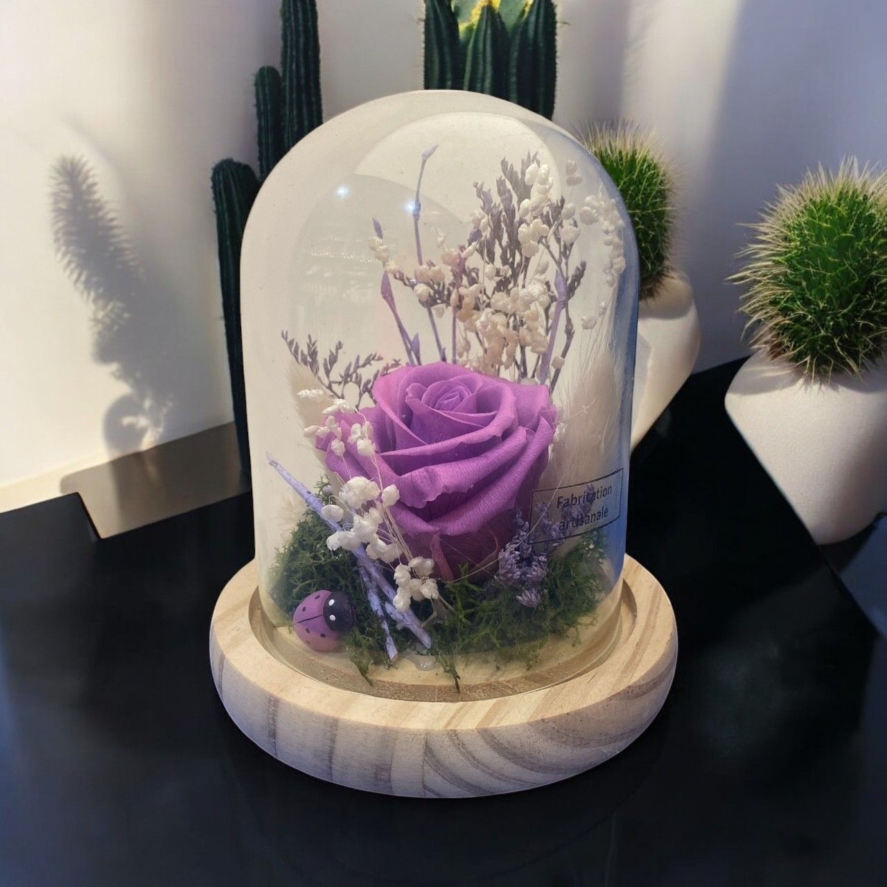rose éternelle violine sous globe