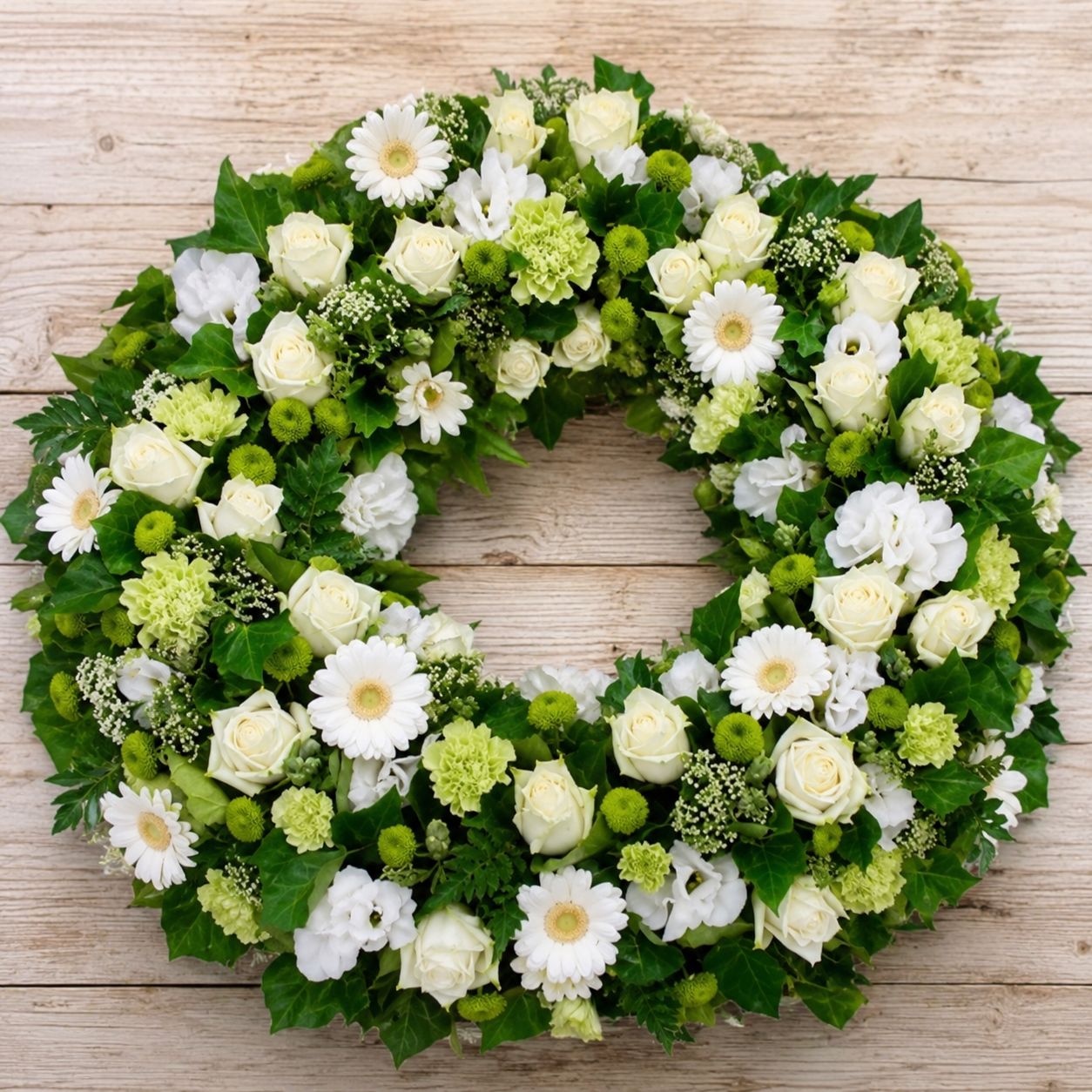 Couronne Champêtre Blanche et Verte – Fleurs de Deuil proche de Nantes Couronne Champêtre Blanche et Verte – Fleurs de Deuil proche de Nantes