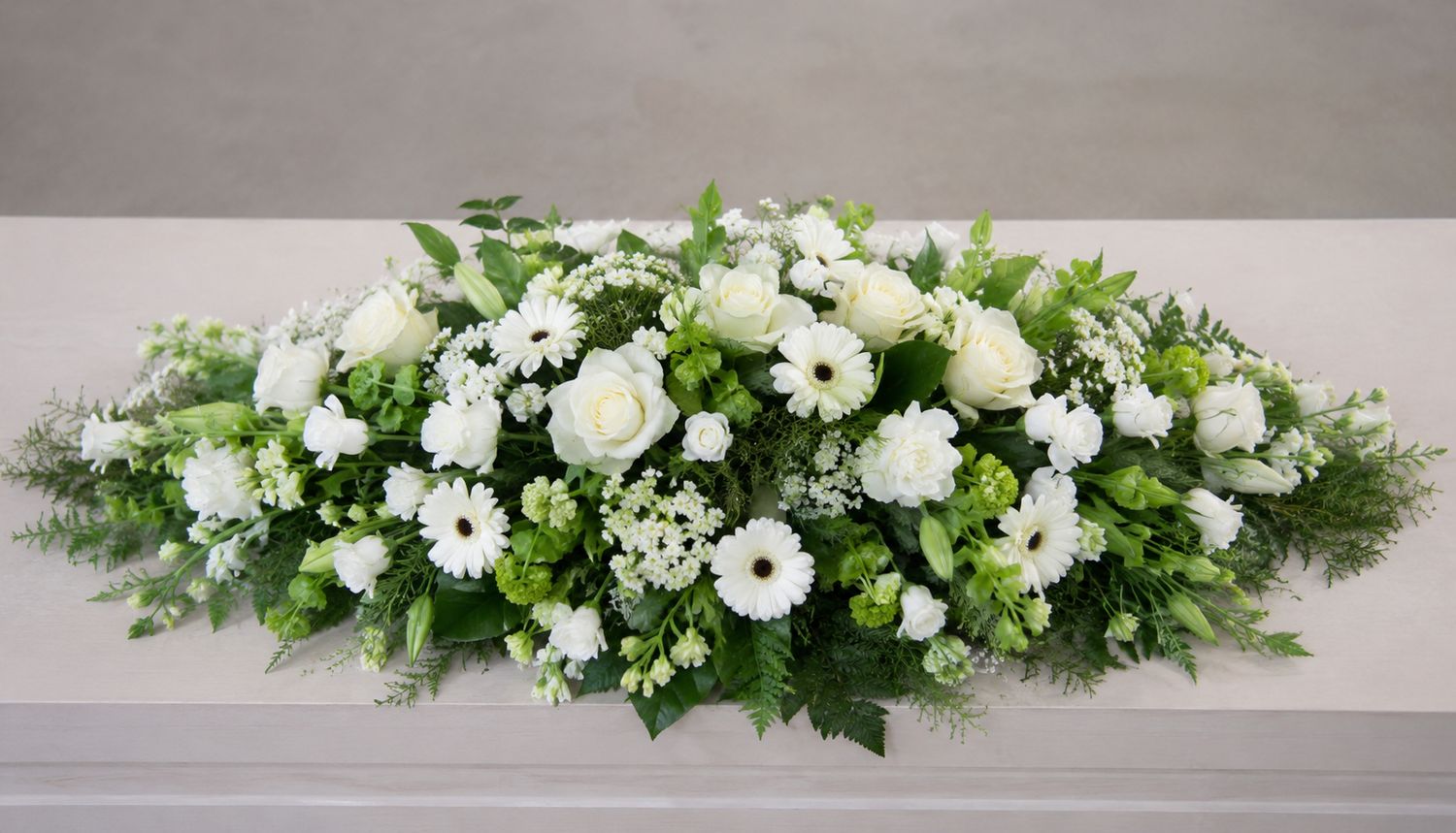 Dessus de Cercueil Blanc et Vert – Hommage Floral proche de Nantes Dessus de Cercueil Blanc et Vert – Hommage Floral proche de Nantes