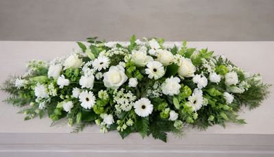 Dessus de Cercueil Blanc et Vert – Hommage Floral proche de Nantes