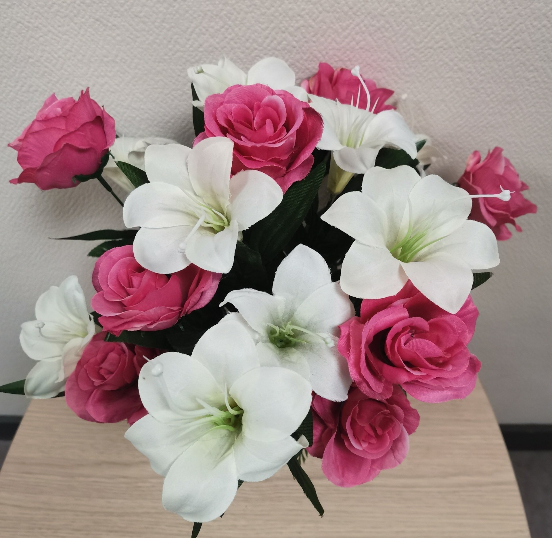 Fleurs artificielles en cône