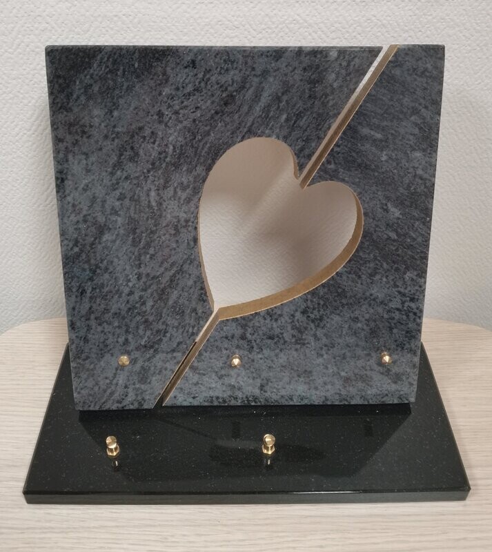 Plaque avec cœur découpé