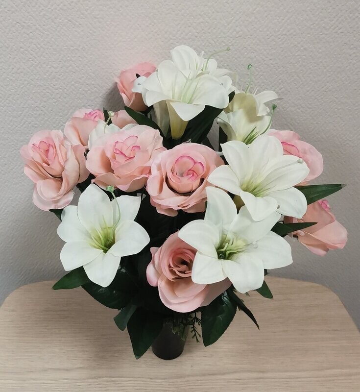 Fleurs artificielles en cône