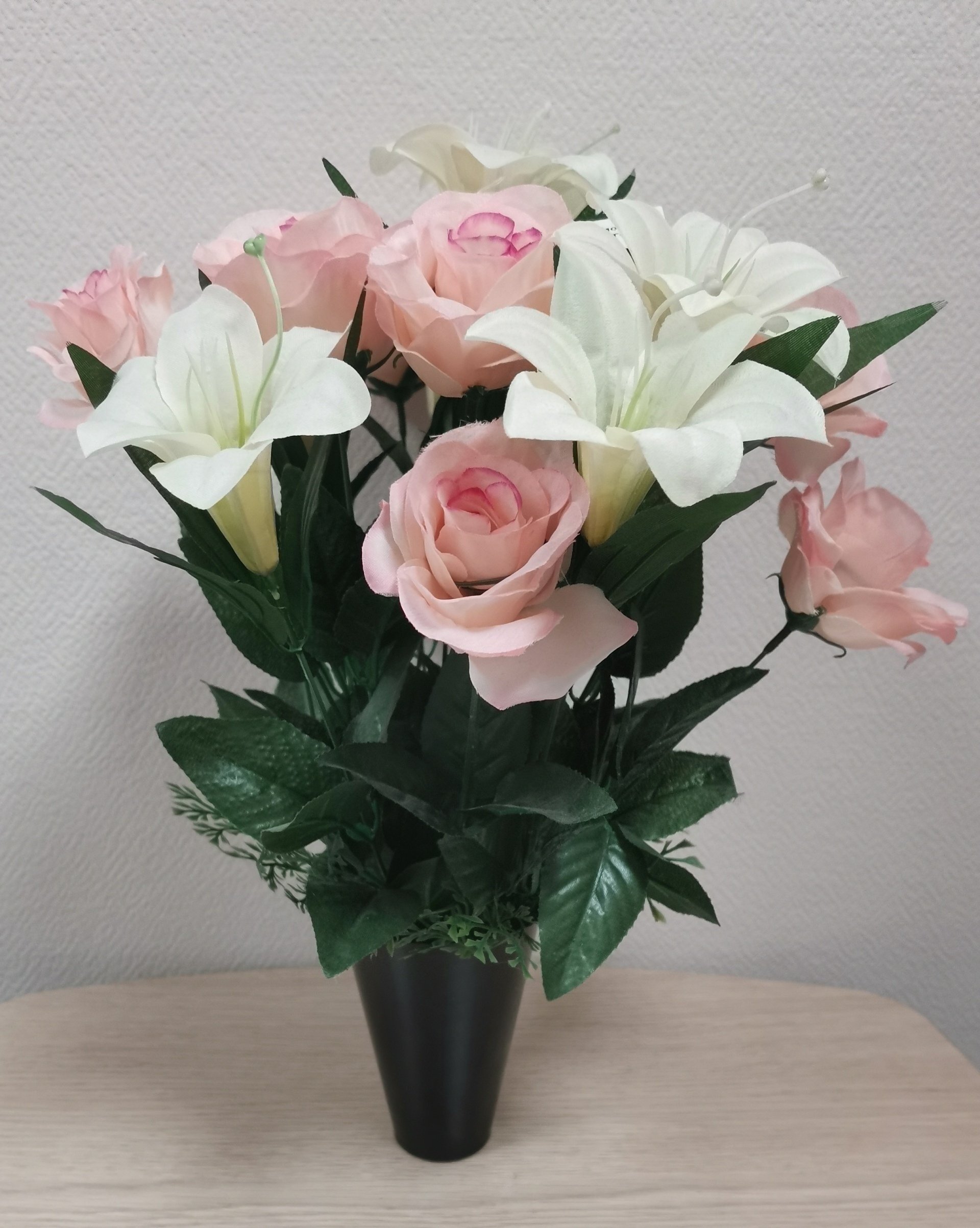 Fleurs artificielles en cône