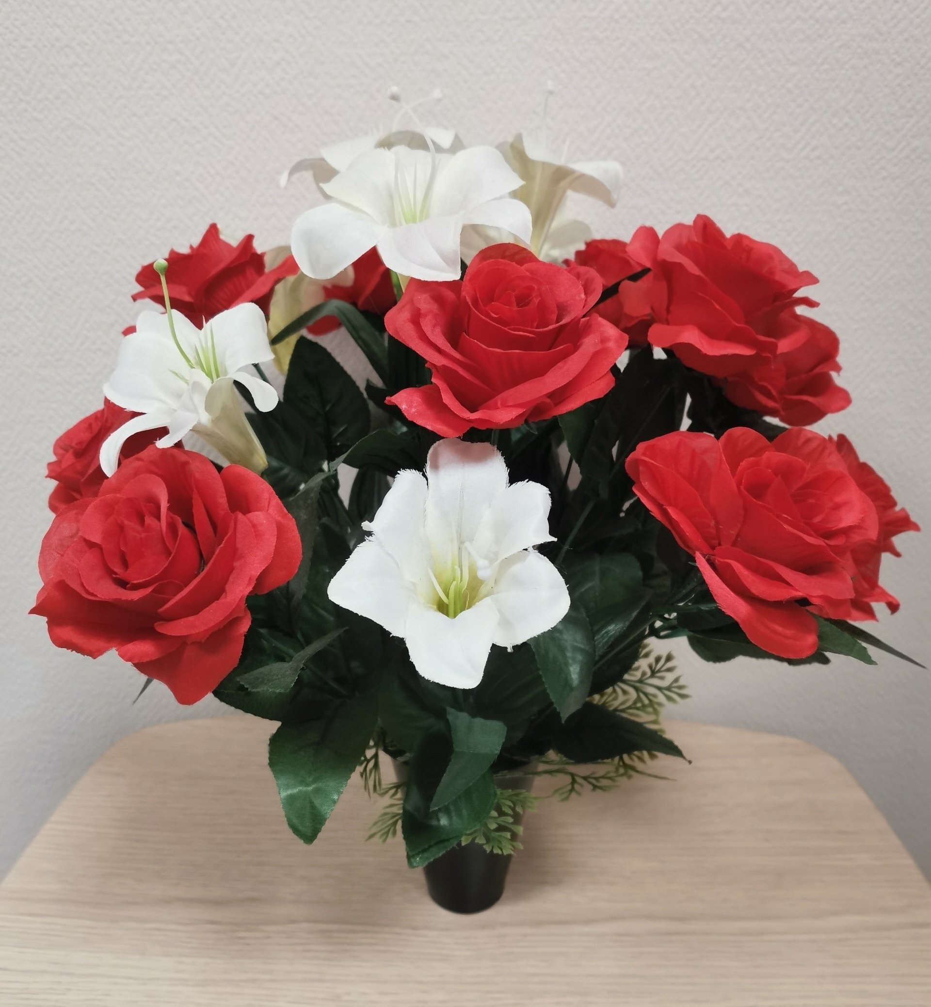 Fleurs artificielles en cône