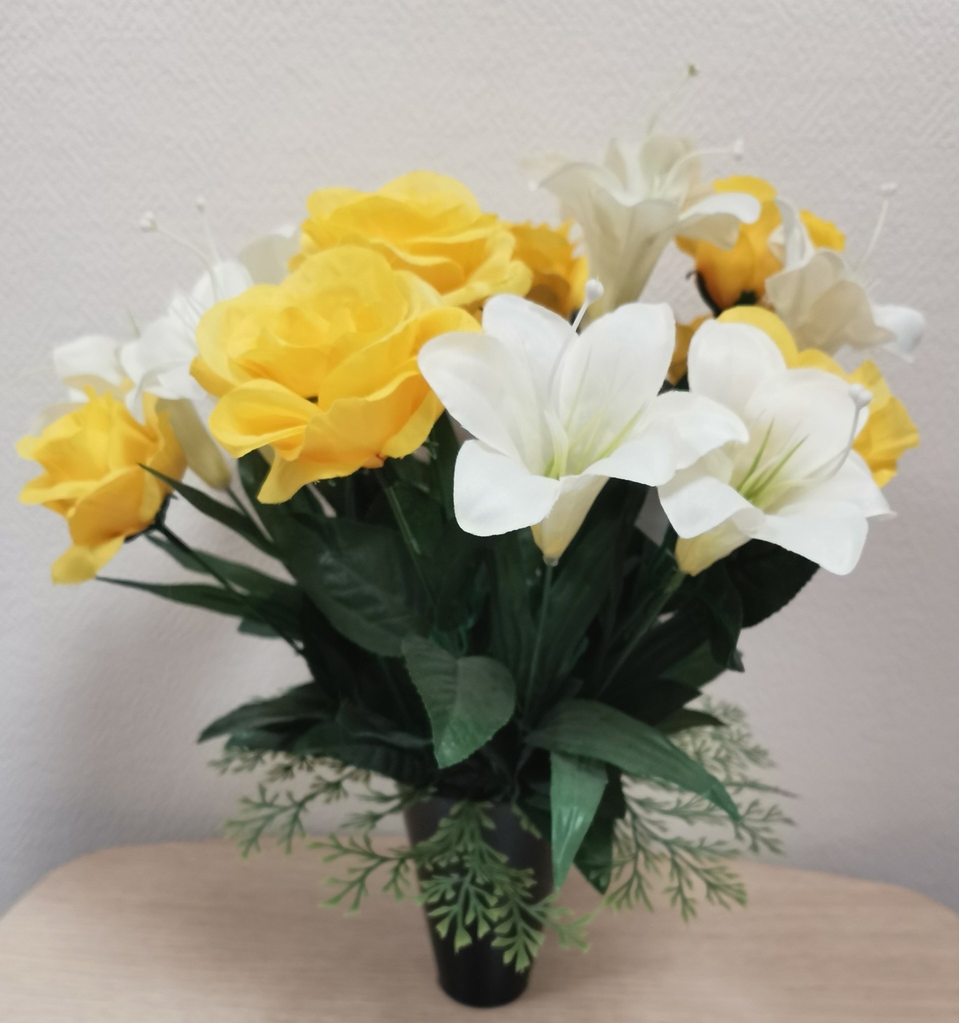 Fleurs artificielles en cône