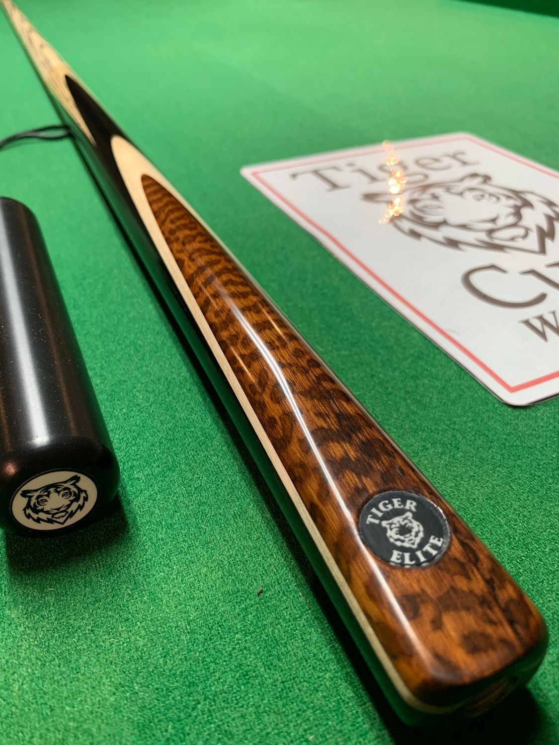 Tiger Signature Cue: Dawon (1Pc Ash, Ebony &amp; Snakewood) Ltd Edition No.0117 (18.0oz and 9.5mm)