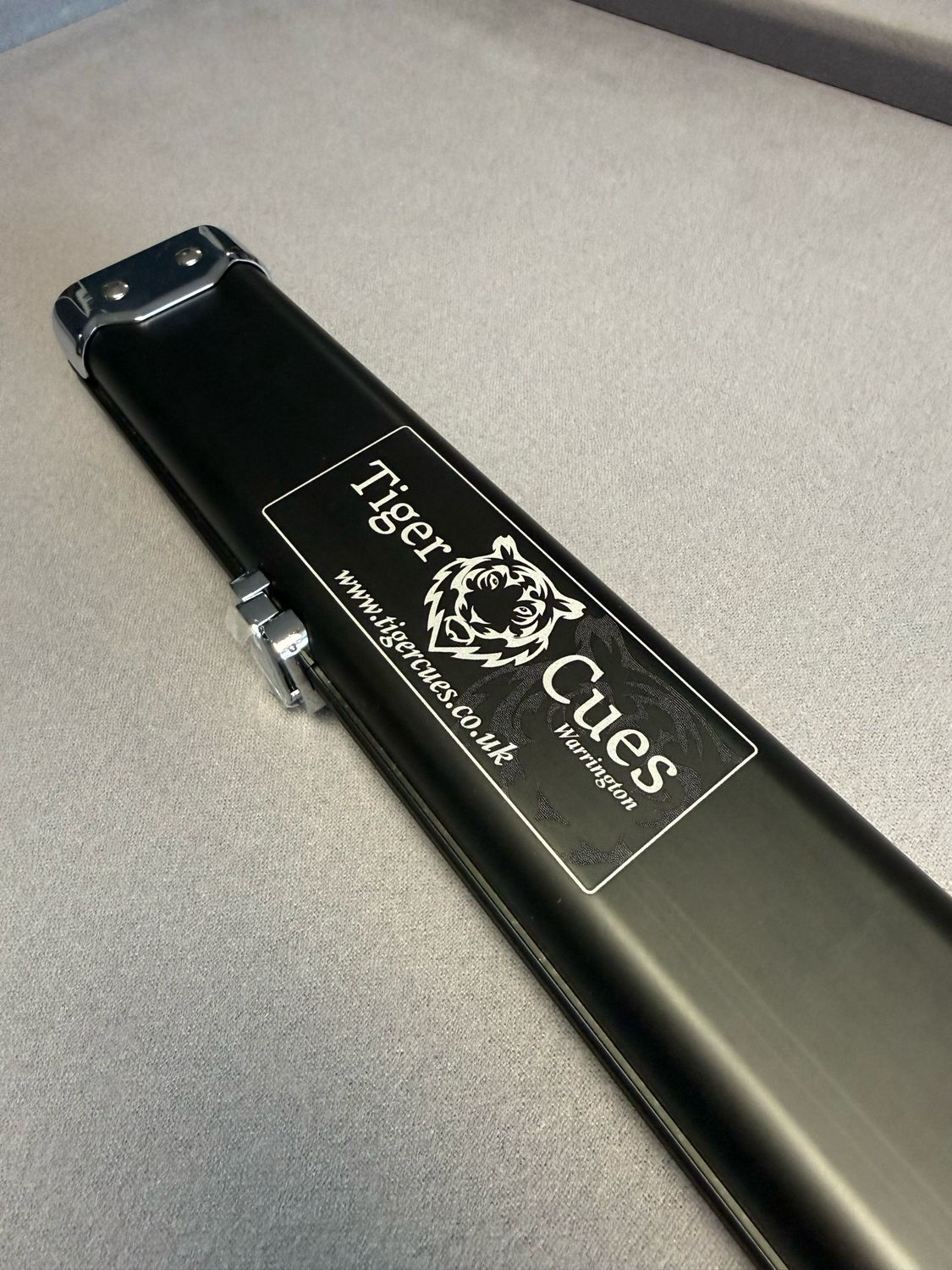 Deluxe 3Qtr Tiger Cue Case (Black - Silver Logo) Tough Aluminium