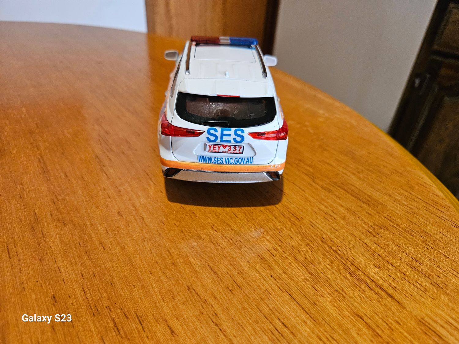 1:24 SCALE DIECAST MODEL  VICTORIA SES TOYOTA KLUGER