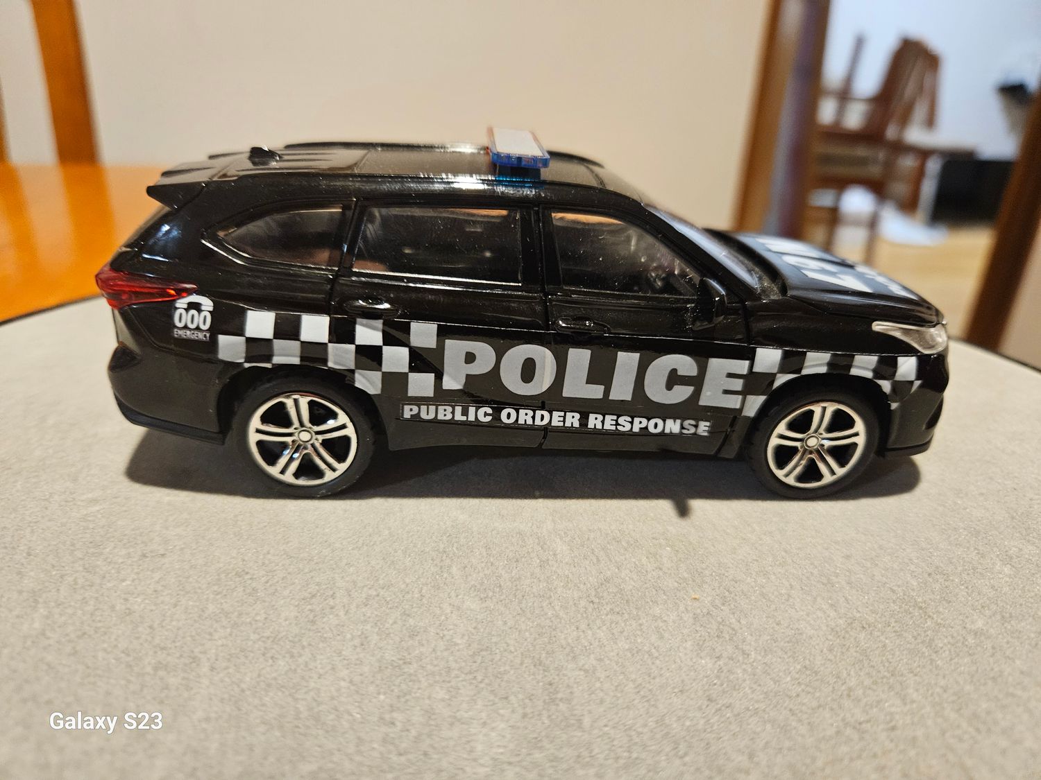 1:30  SCALE VICTORIA POLICE PUBLIC ORDER TOYOTA KLUGER