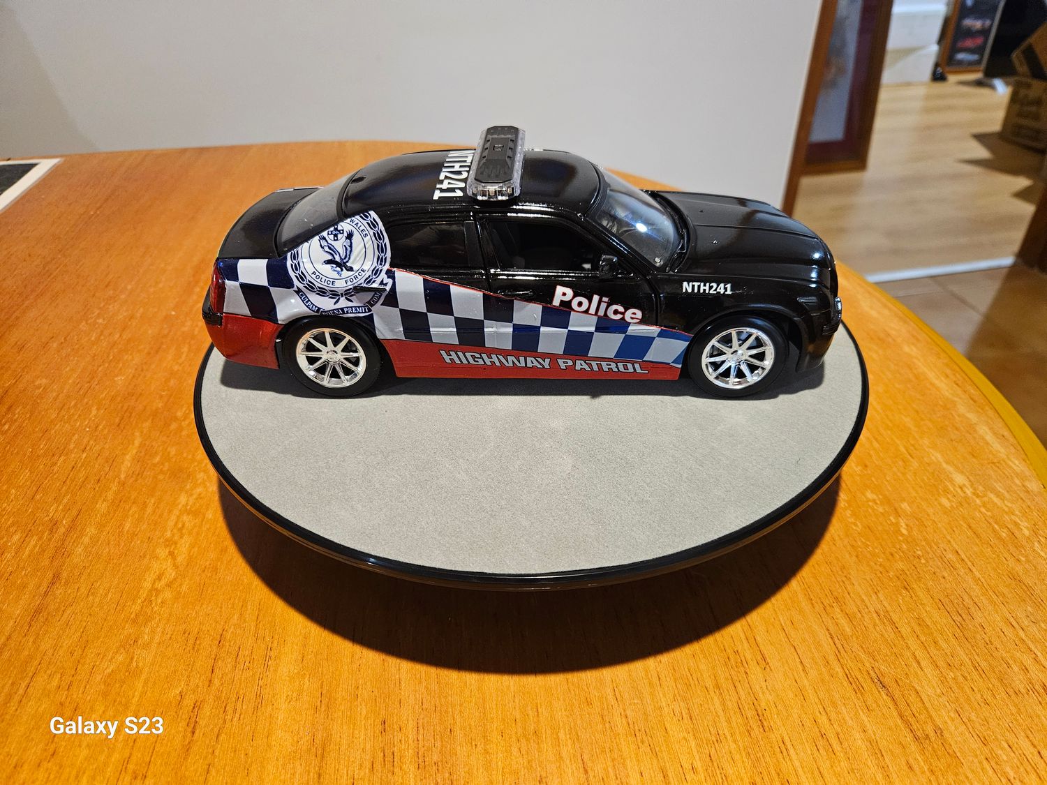 1:18 NSW POLICE HIGHWAY PATROL CHRYSLER 300 C FULLY LITE UP.