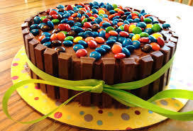 torta  con diseño en borde de chocolate 