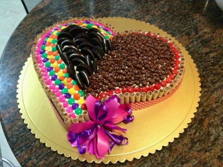 torta de forma corazón de chocolate con diseño 