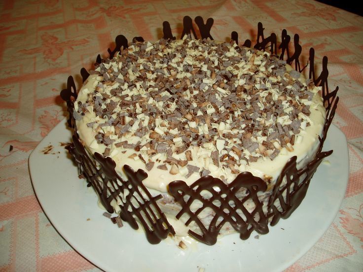 tortas con diseño de chocolates en los bordes