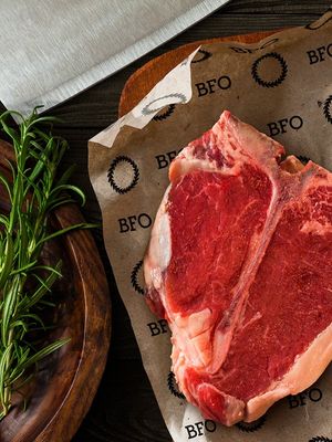 Kotlett vom Hirsch aus dem Rücken mit Knochen (Grill / Pfanne)