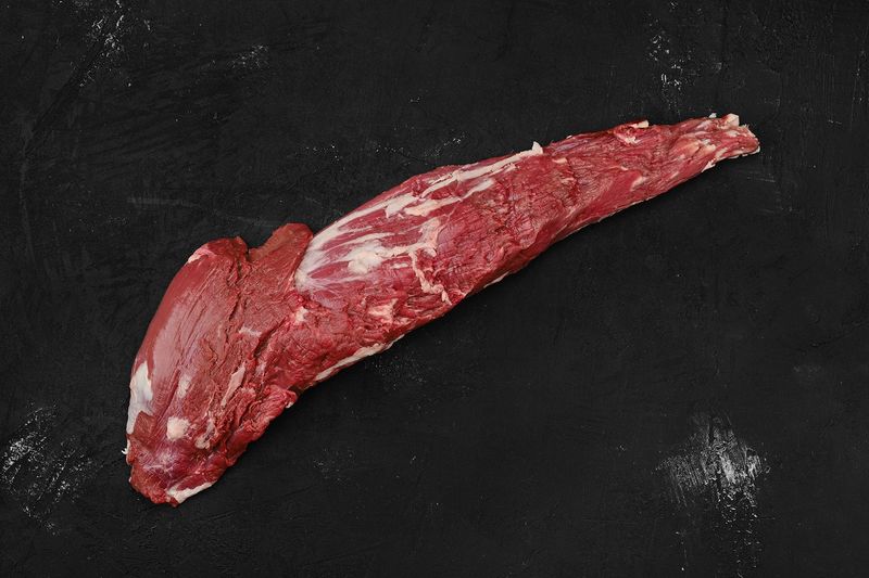Filet aus dem Rücken mit Lende vom Hirsch (1430g) Filet aus dem Rücken mit Lende vom Hirsch (1430g)