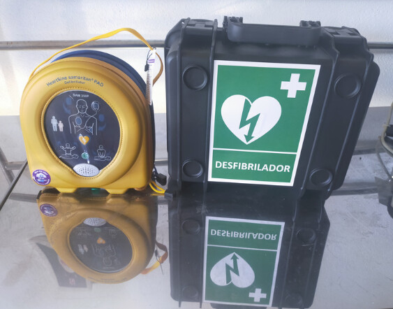 Desfibrilador semiautomático, vitrina o maleta.