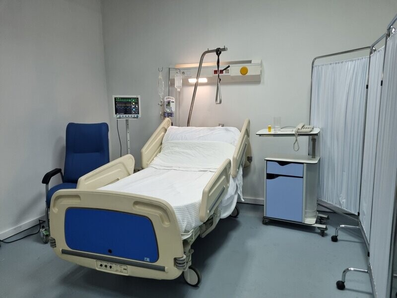 Cama de hospital eléctrica multiposición. Cama de hospital moderna.