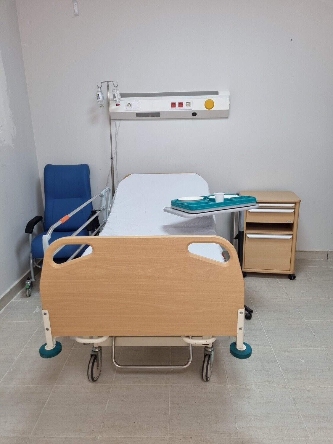 Cama hospitalaria cabecero de madera.