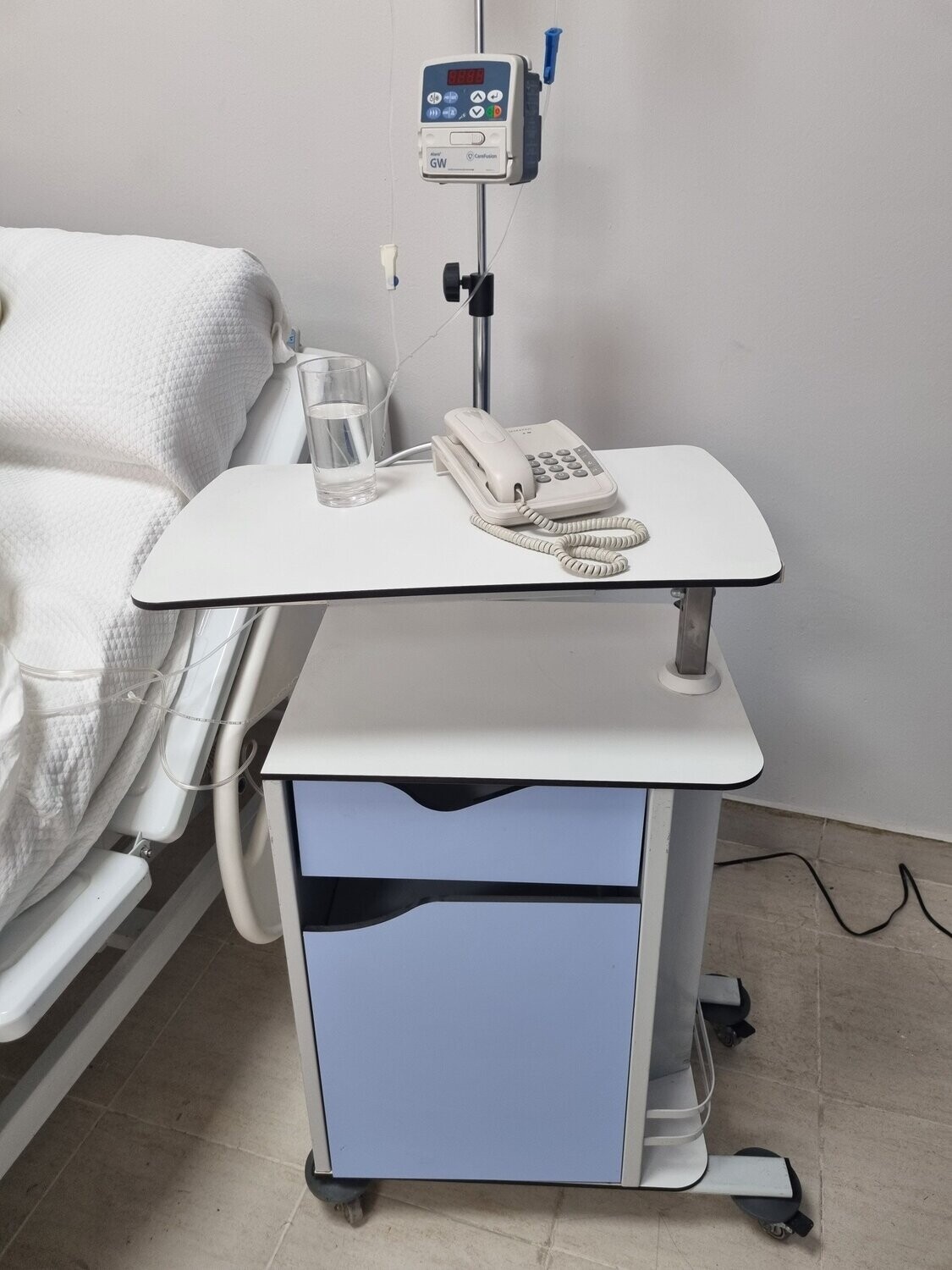 Mesilla hospitalaria azul moderna.