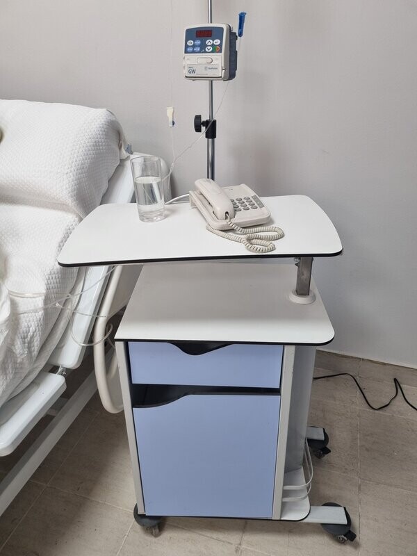 Mesilla hospitalaria azul moderna.