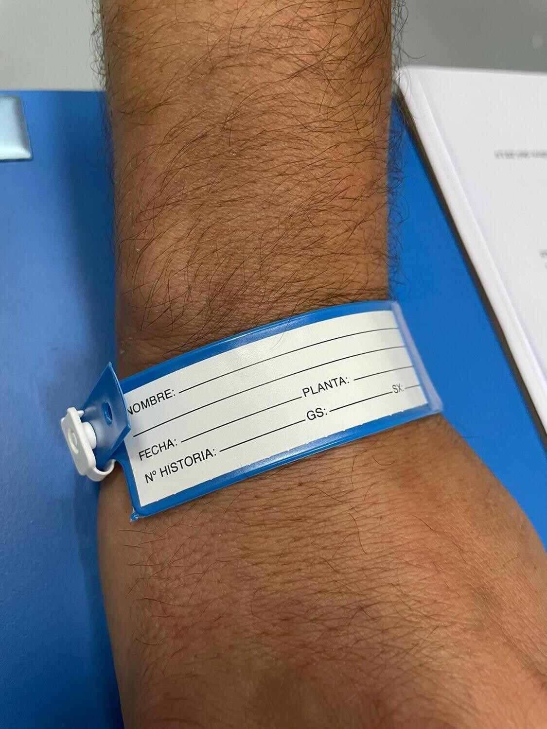 Pulsera paciente con cierre de botón.