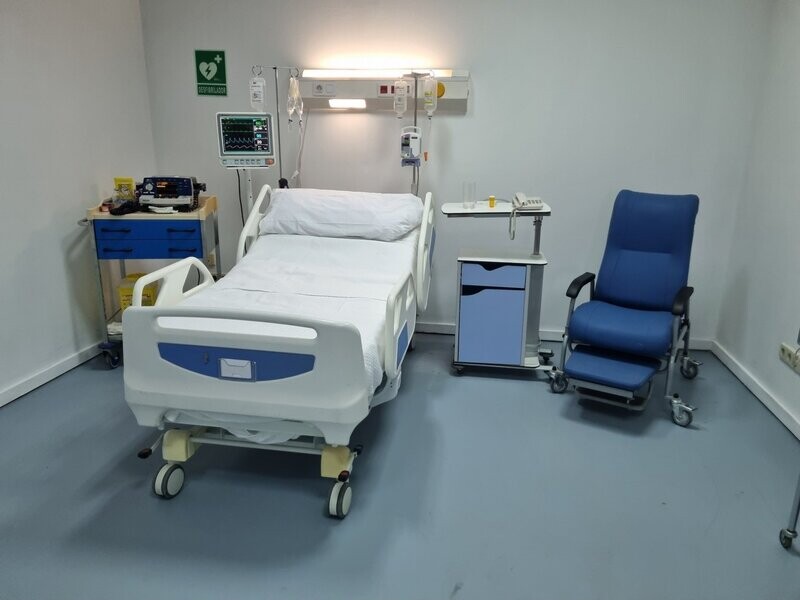 Habitación de hospital moderna completa.